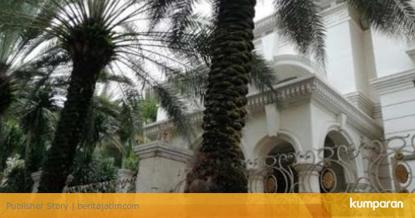 Sosok Tom Liwafa Crazy Rich Surabaya Bagikan Kardus Isi